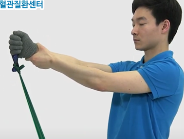  탄력저항밴드 운동ㅣ마비측 팔을 이용한 탄력밴드 앞으로 잡아당기기